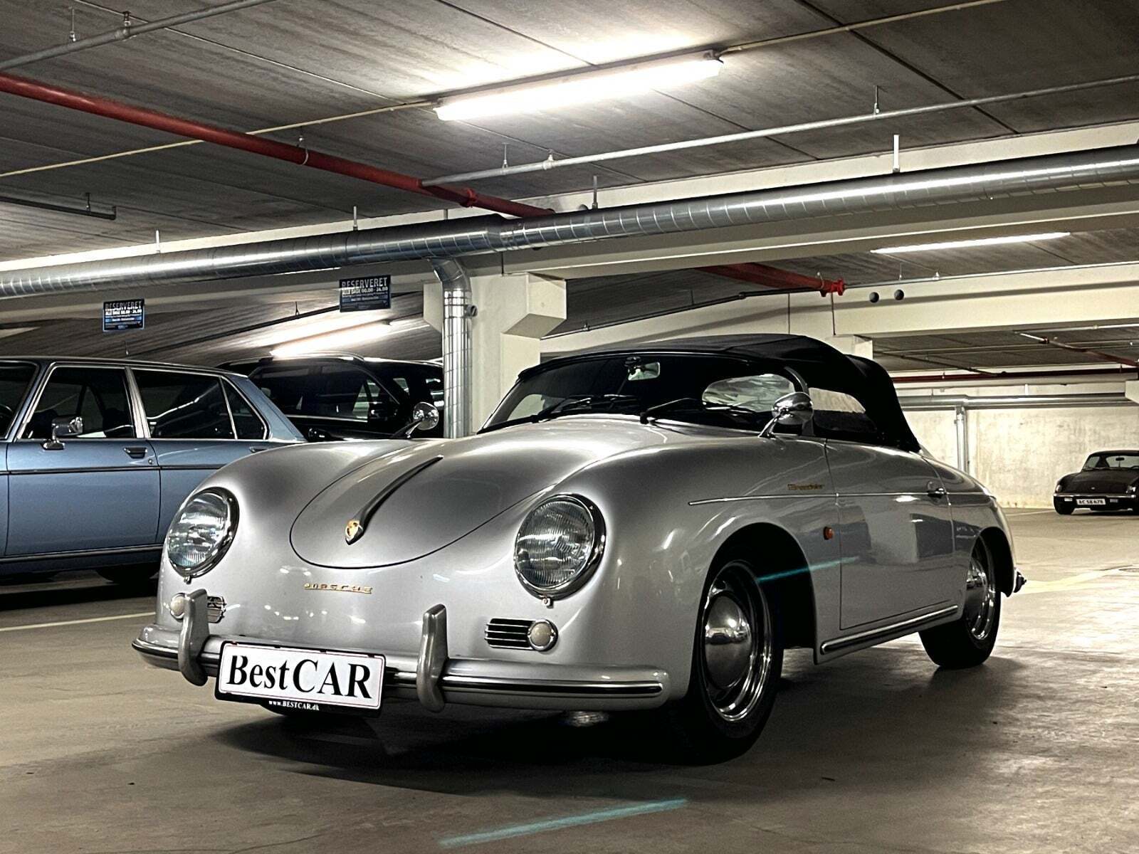 Sølv Porsche 356 fra 1959 set udefra