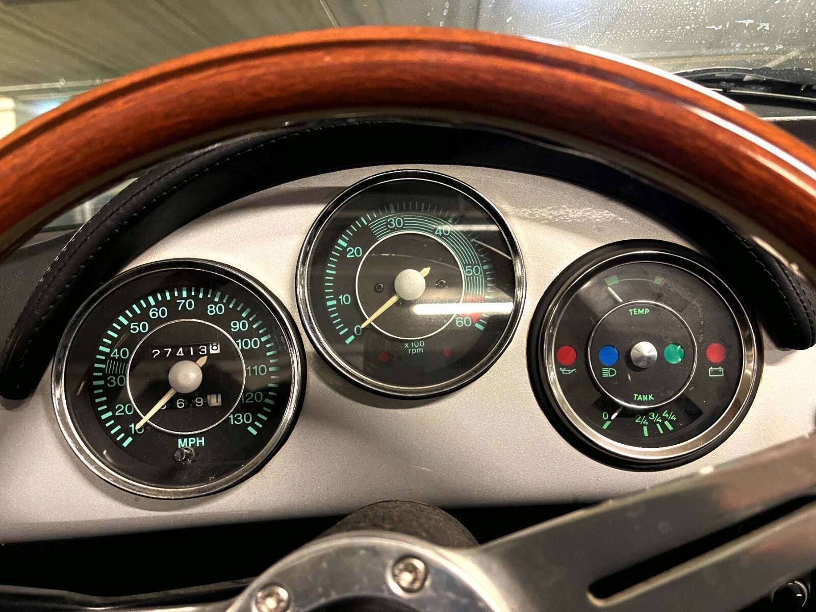 Sølv Porsche 356 fra 1959 set indefra