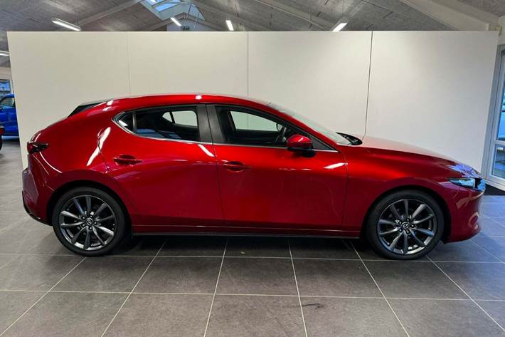 Rød Mazda 3 fra 2019