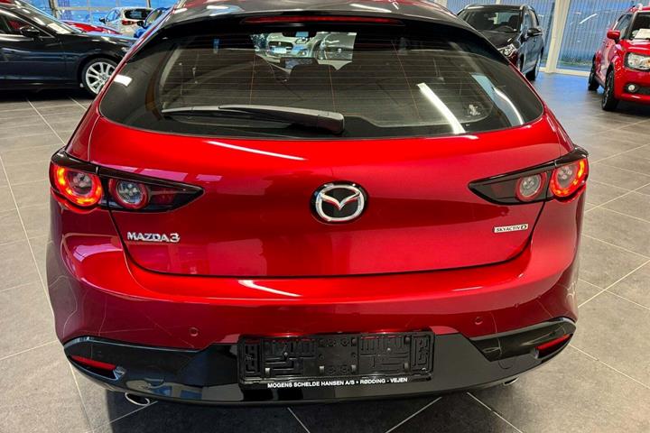 Rød Mazda 3 fra 2019