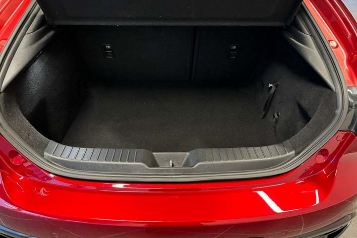 Rød Mazda 3 fra 2019