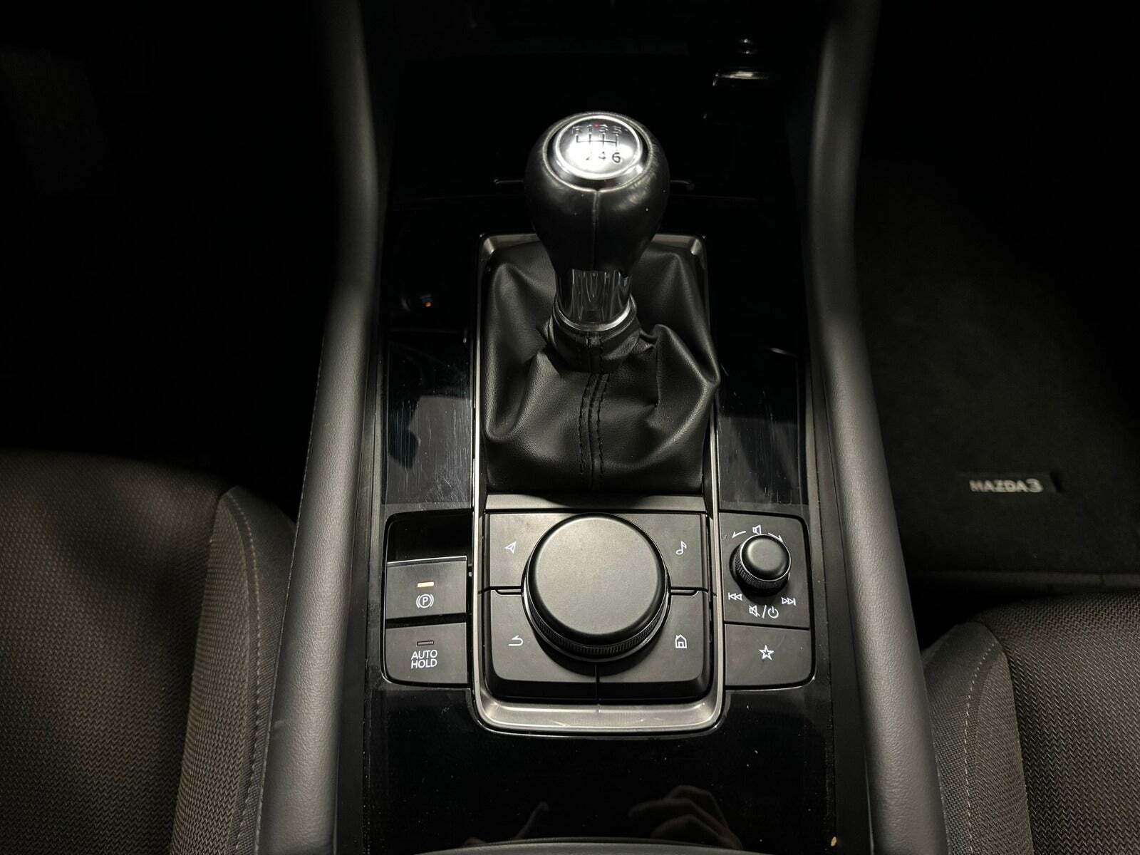 Rød Mazda 3 fra 2019