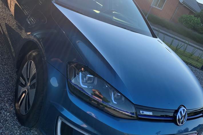 Blå VW e-Golf VII fra 2017