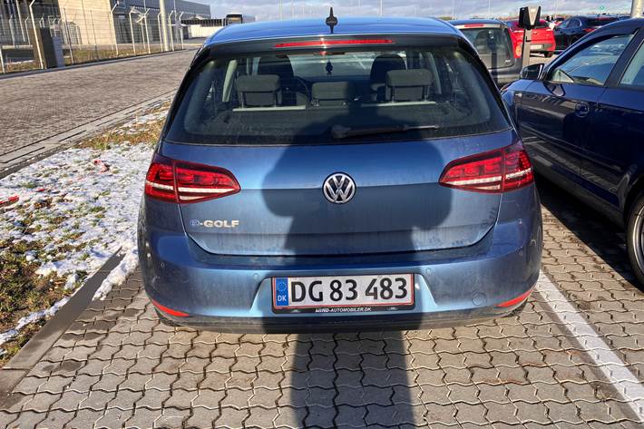 Blå VW e-Golf VII fra 2017