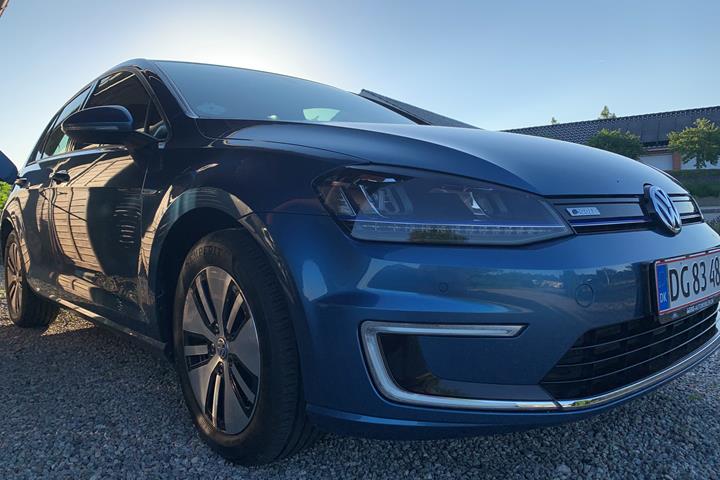 Blå VW e-Golf VII fra 2017