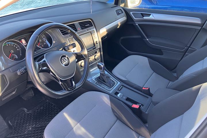 Blå VW e-Golf VII fra 2017