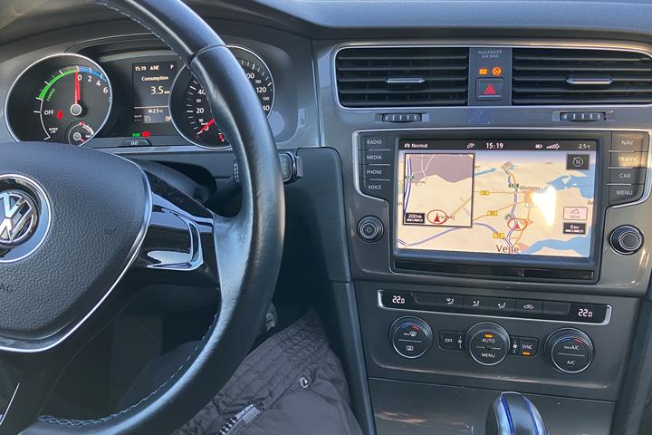 Blå VW e-Golf VII fra 2017