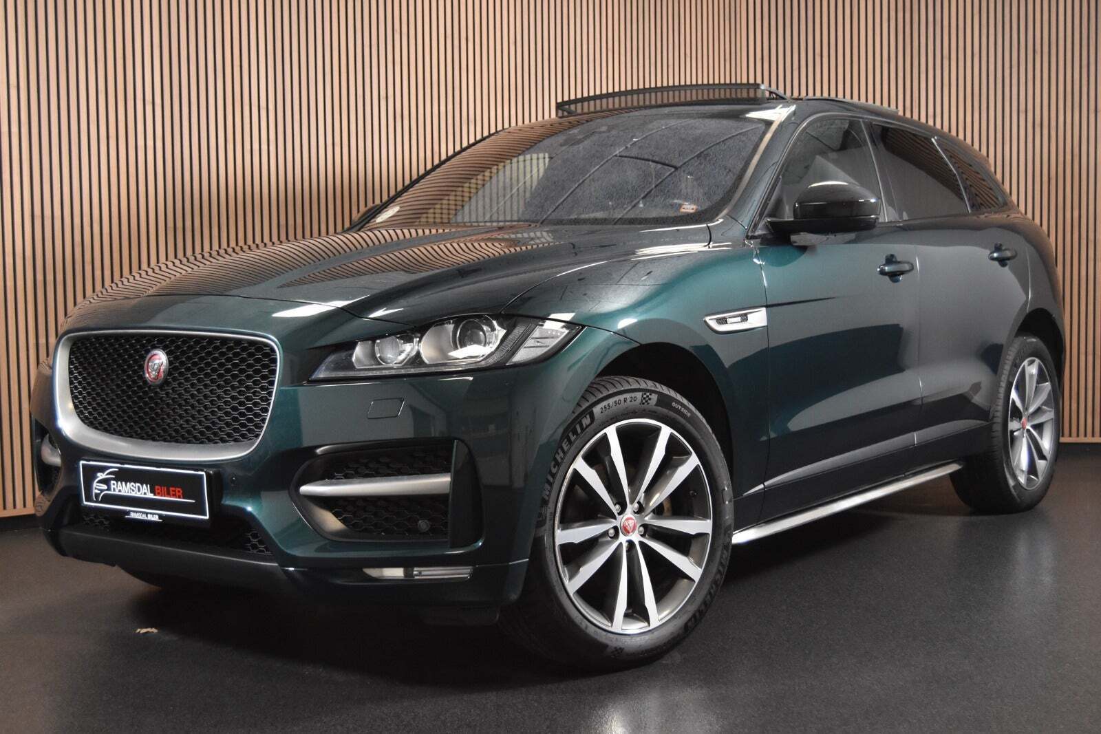 Grøn Jaguar F-Pace fra 2017