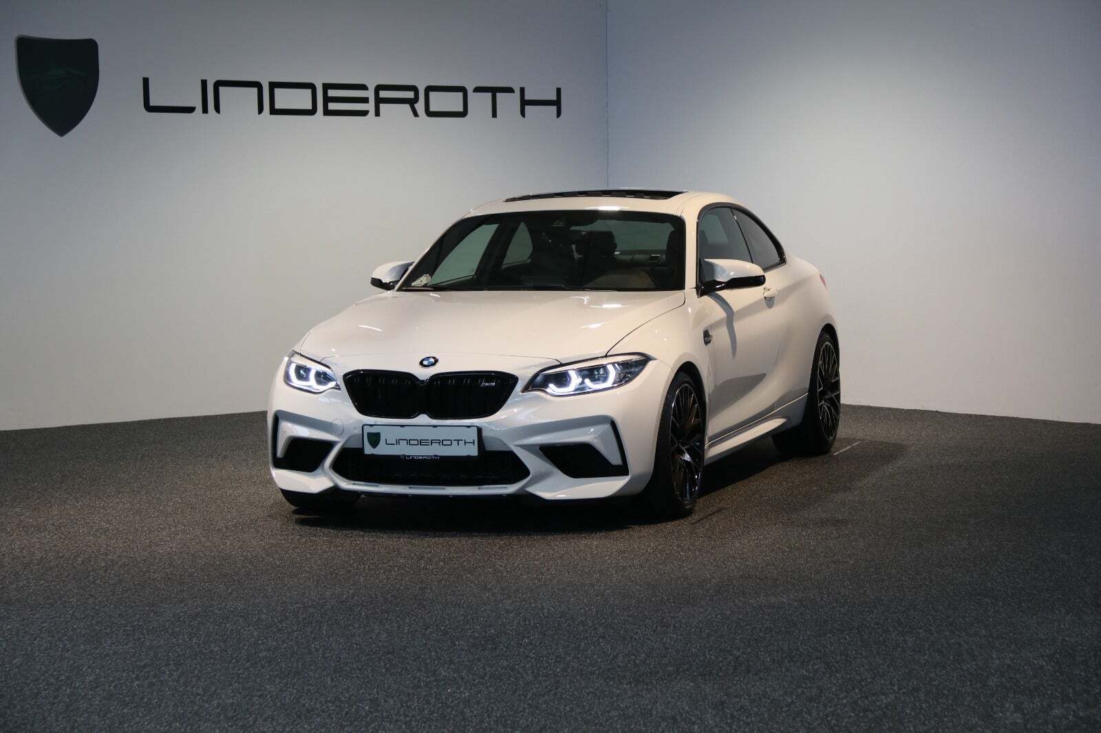 Hvid BMW M2 fra 2019 set udefra