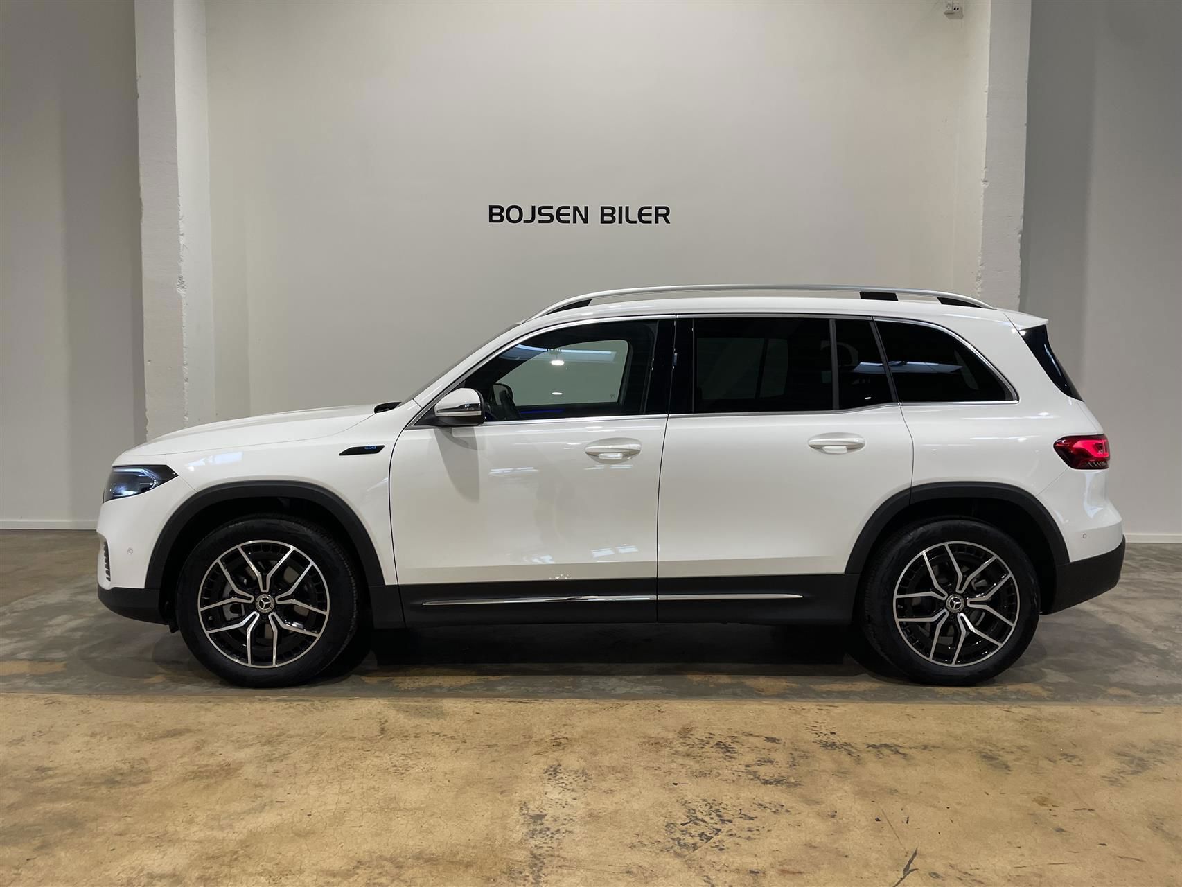 Hvid Mercedes EQB 300 fra 2022