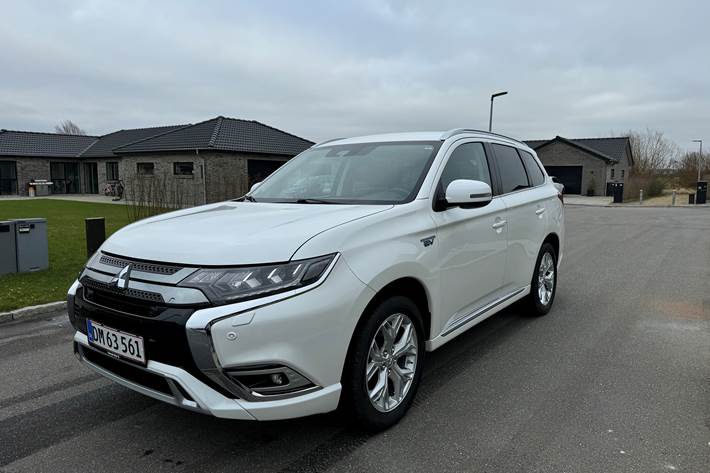 Hvid Mitsubishi Outlander fra 2020