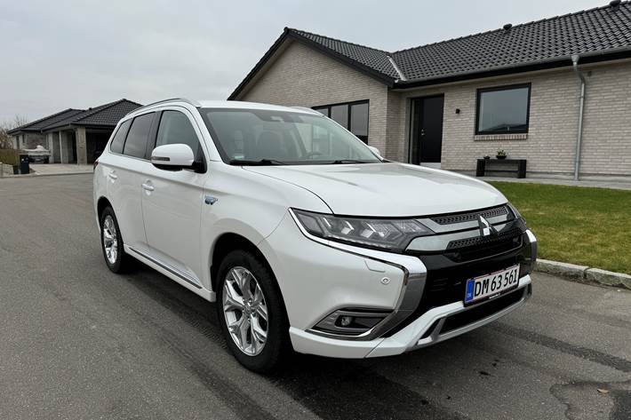Hvid Mitsubishi Outlander fra 2020
