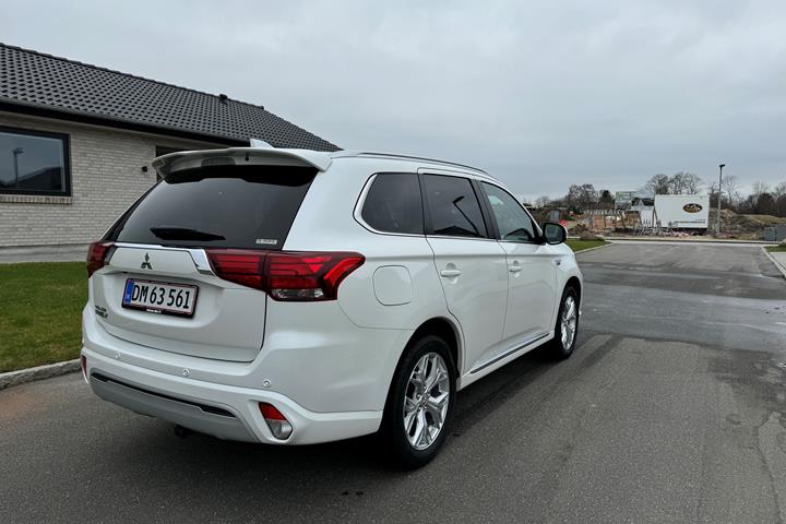 Hvid Mitsubishi Outlander fra 2020