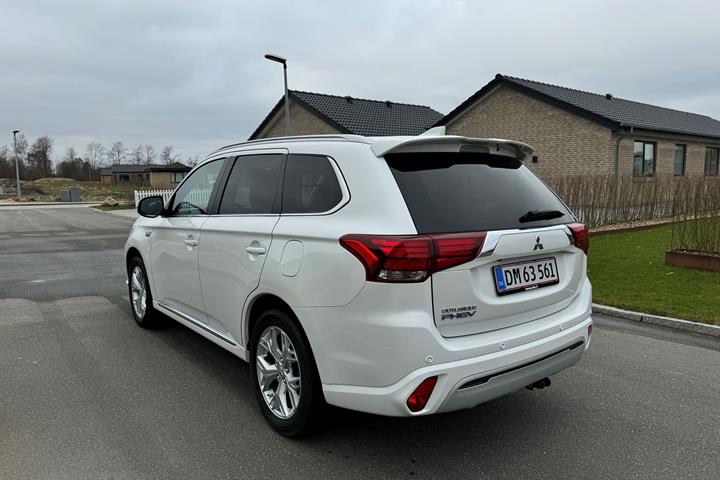 Hvid Mitsubishi Outlander fra 2020