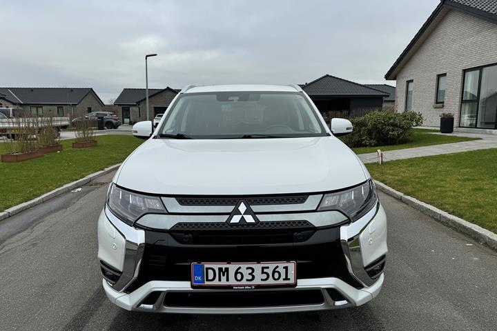 Hvid Mitsubishi Outlander fra 2020