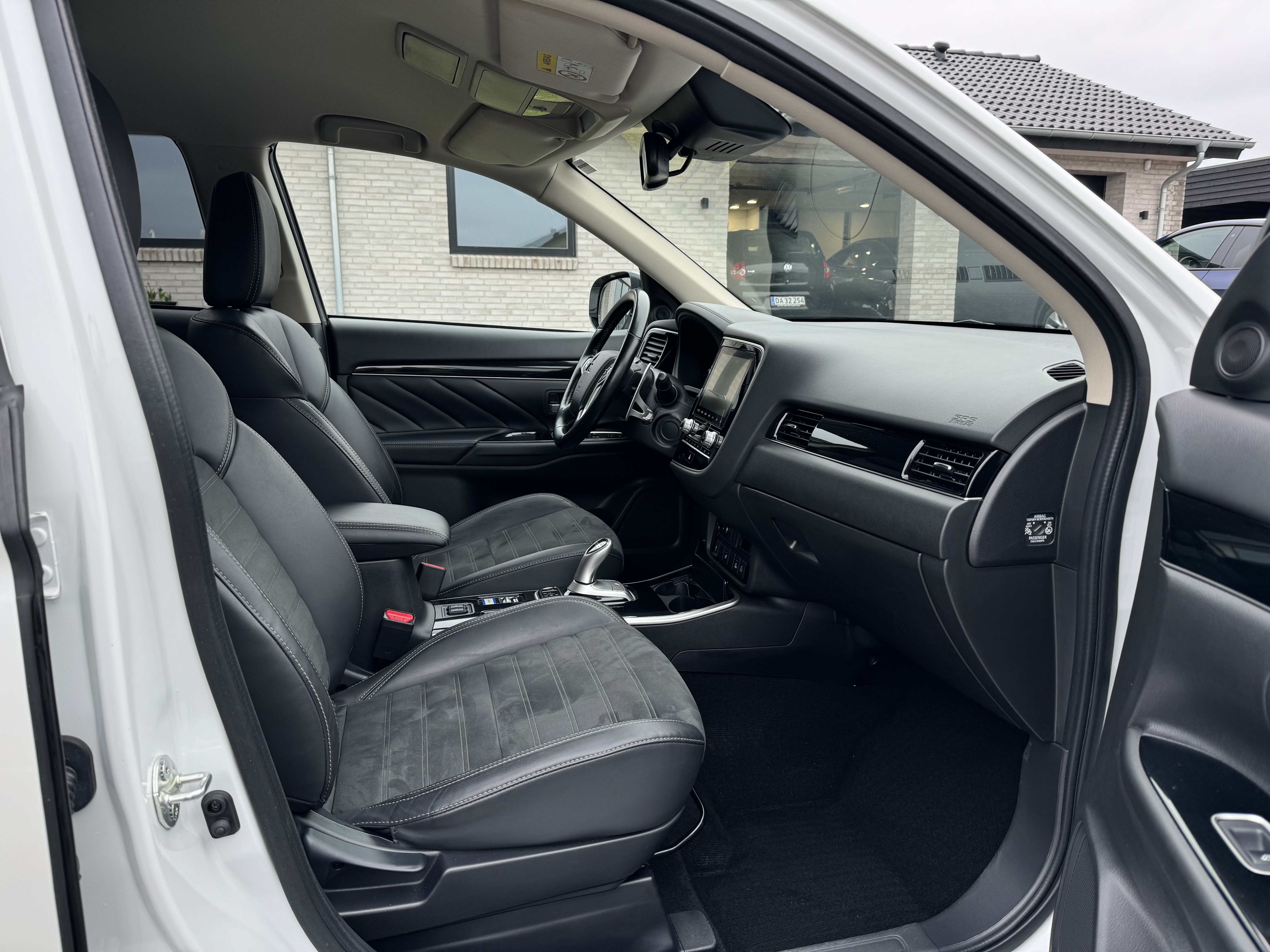 Hvid Mitsubishi Outlander fra 2020