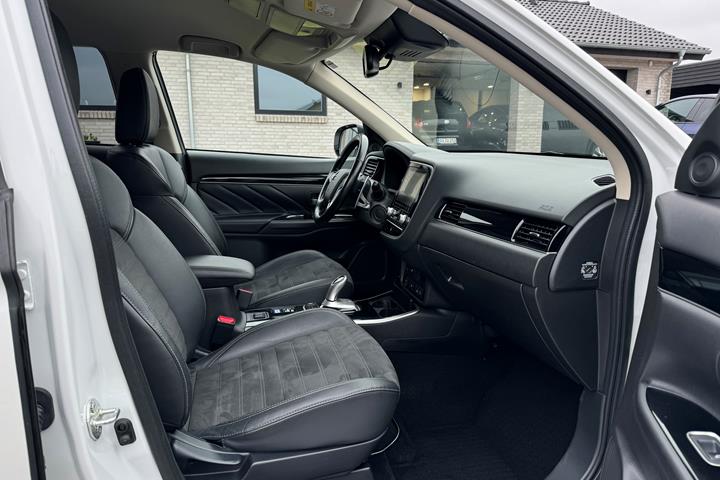 Hvid Mitsubishi Outlander fra 2020
