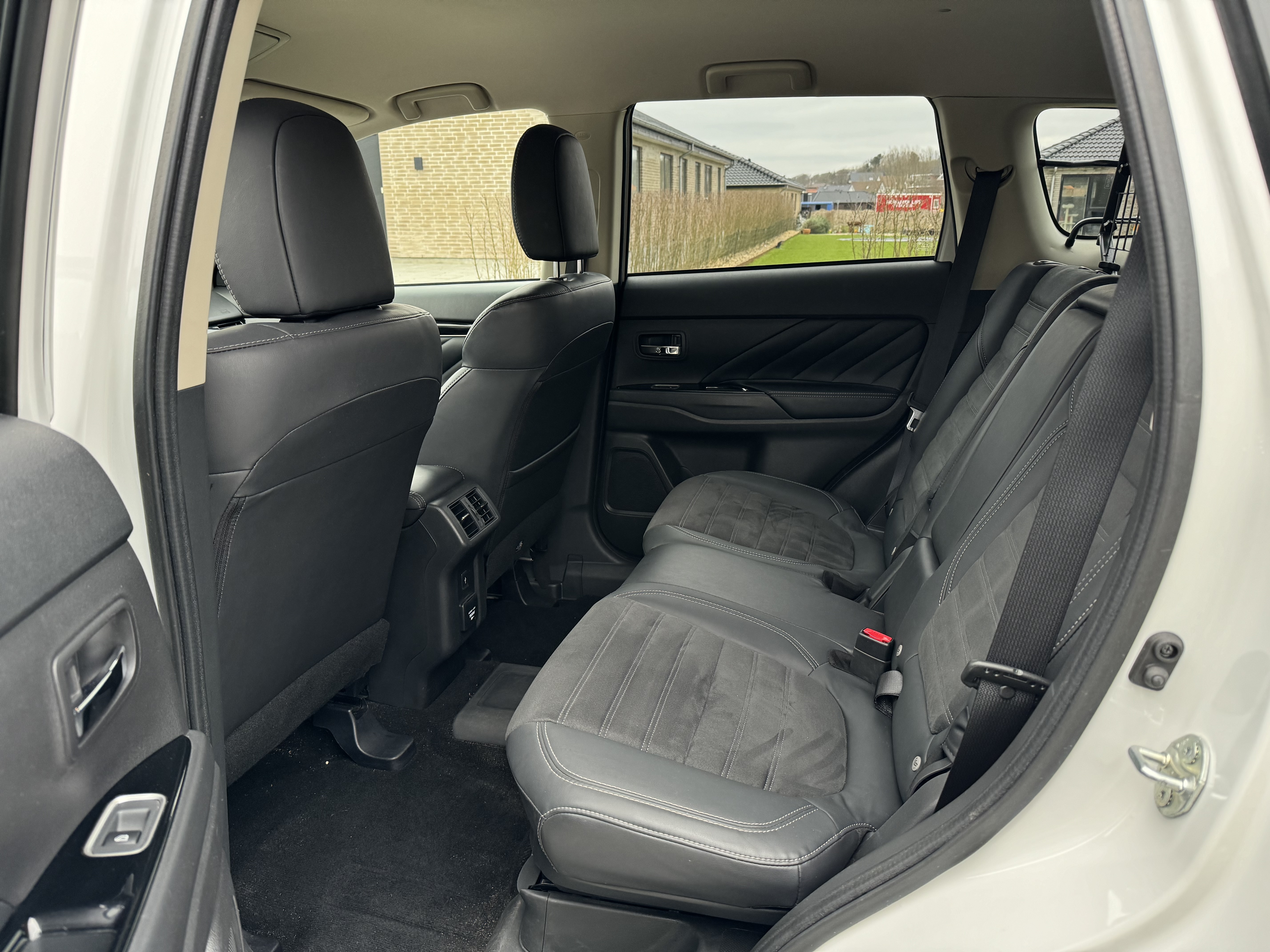 Hvid Mitsubishi Outlander fra 2020