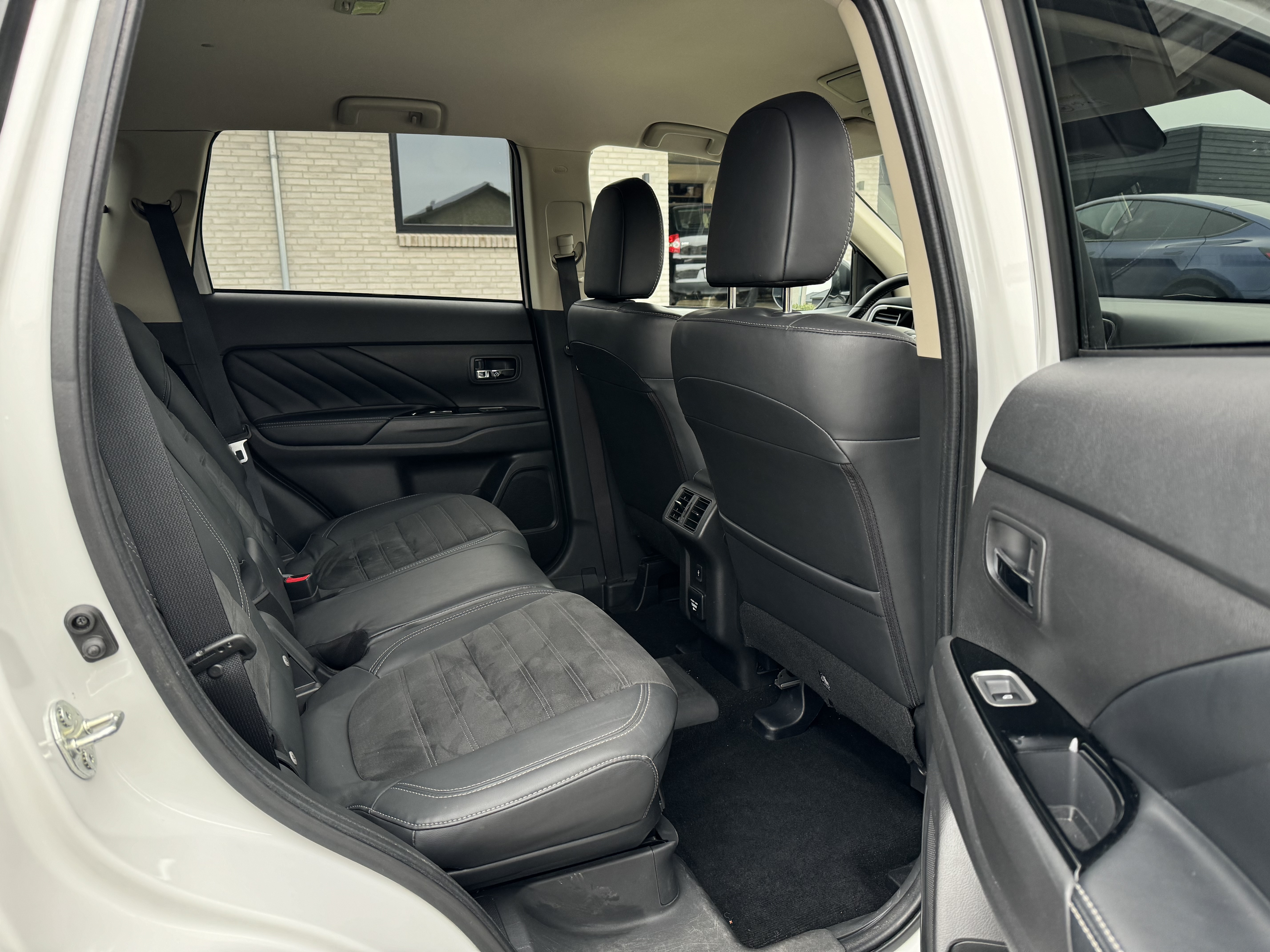 Hvid Mitsubishi Outlander fra 2020