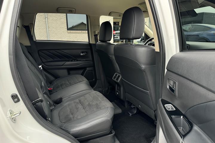 Hvid Mitsubishi Outlander fra 2020