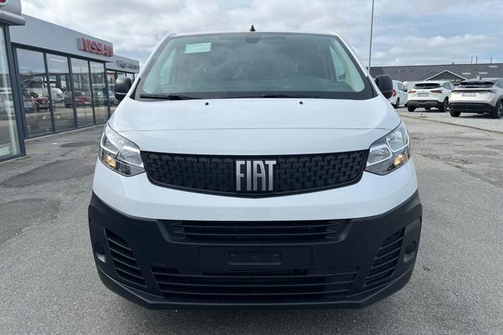 Hvid Fiat Scudo E fra 2023 set udefra