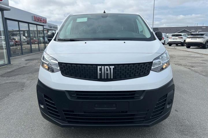 Hvid Fiat Scudo E fra 2023 set udefra