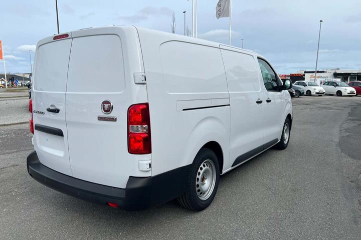 Hvid Fiat Scudo E fra 2023 set udefra