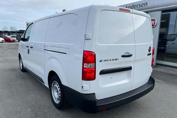 Hvid Fiat Scudo E fra 2023 set udefra