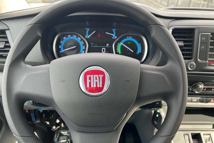 Hvid Fiat Scudo E fra 2023 set indefra
