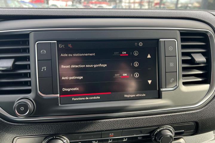 Hvid Fiat Scudo E fra 2023 set indefra