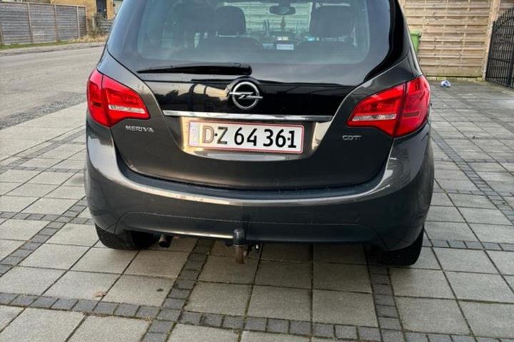Grå Opel Meriva fra 2016