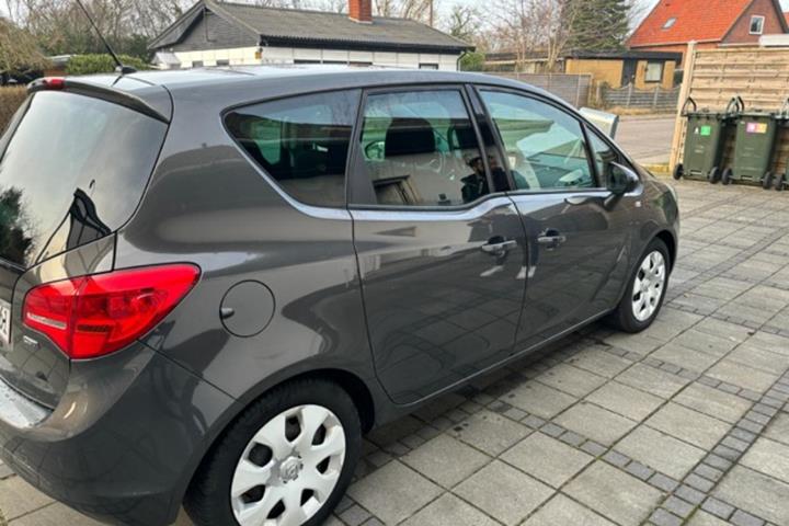 Grå Opel Meriva fra 2016