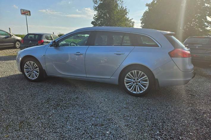 Blå Opel Insignia fra 2013