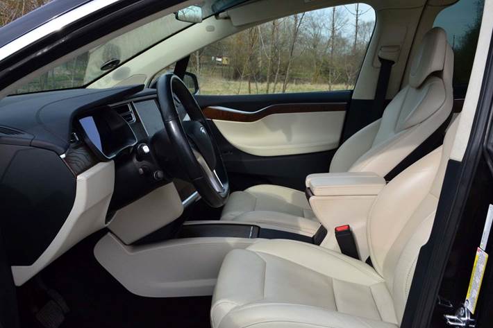 Sort Tesla Model X fra 2017