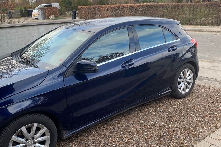 Blå Mercedes A-Klasse fra 2017