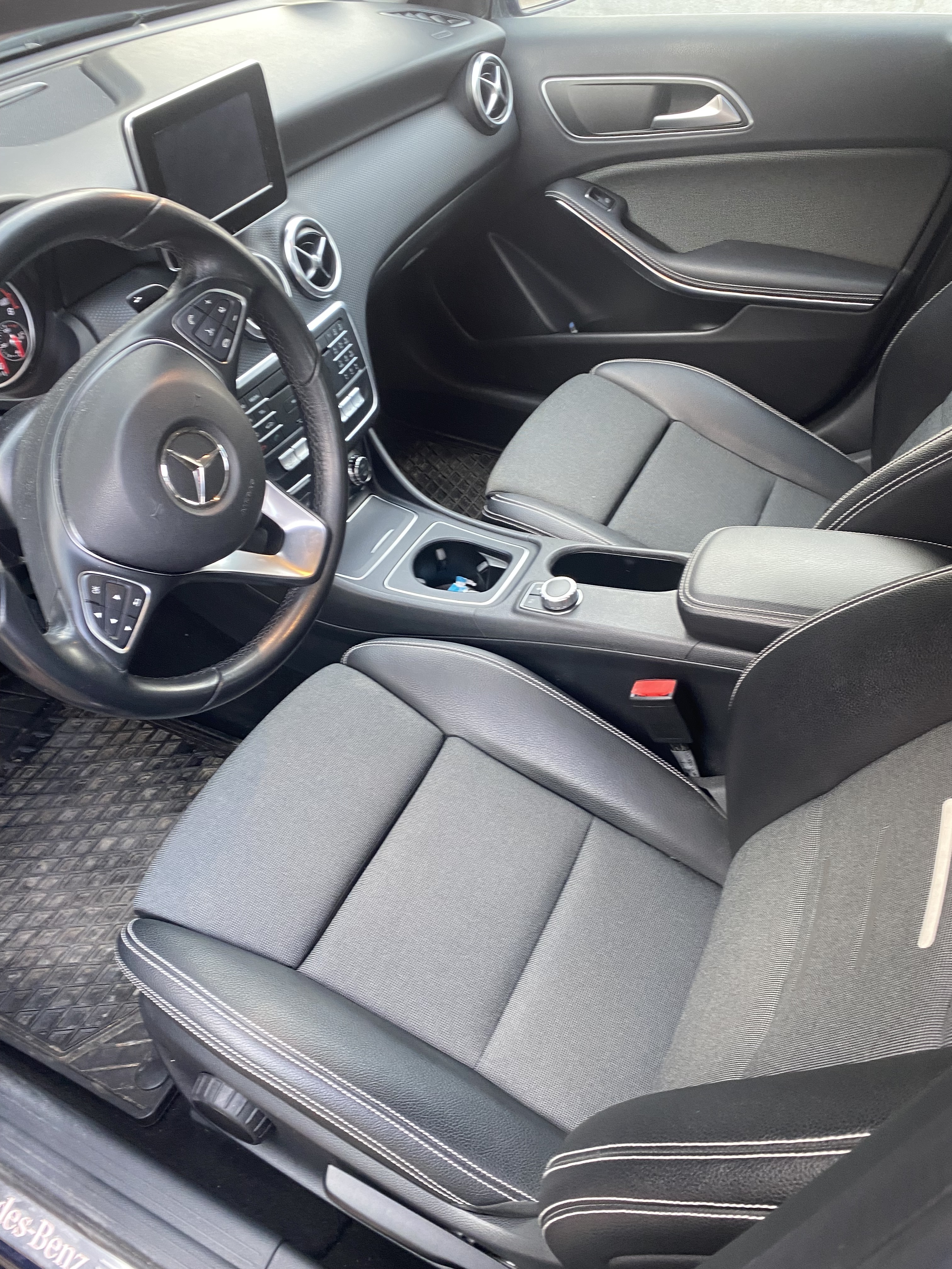 Blå Mercedes A-Klasse fra 2017