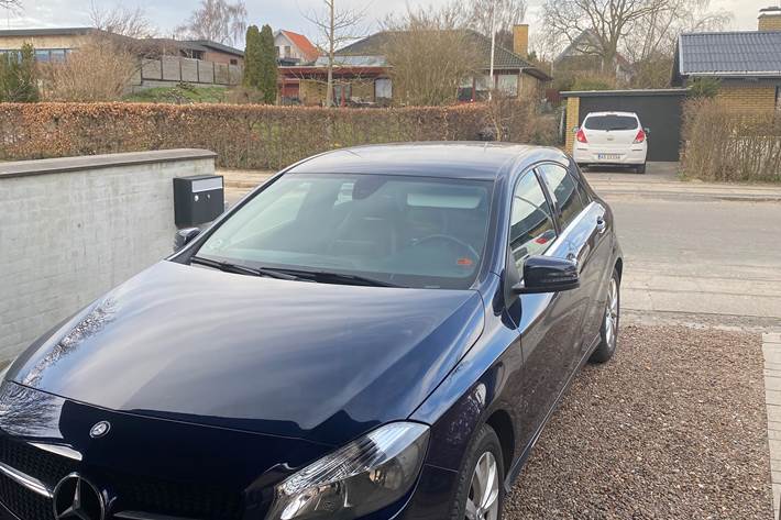 Blå Mercedes A-Klasse fra 2017