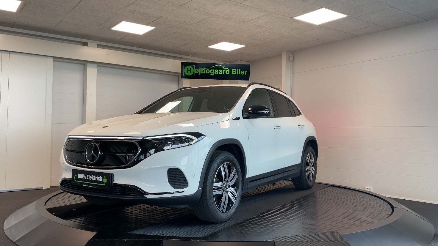 Hvid Mercedes EQA250 fra 2021 set udefra