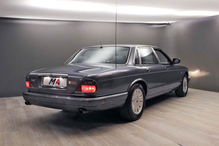 Grå Jaguar Daimler fra 1995