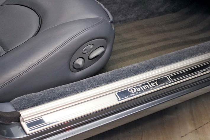 Grå Jaguar Daimler fra 1995