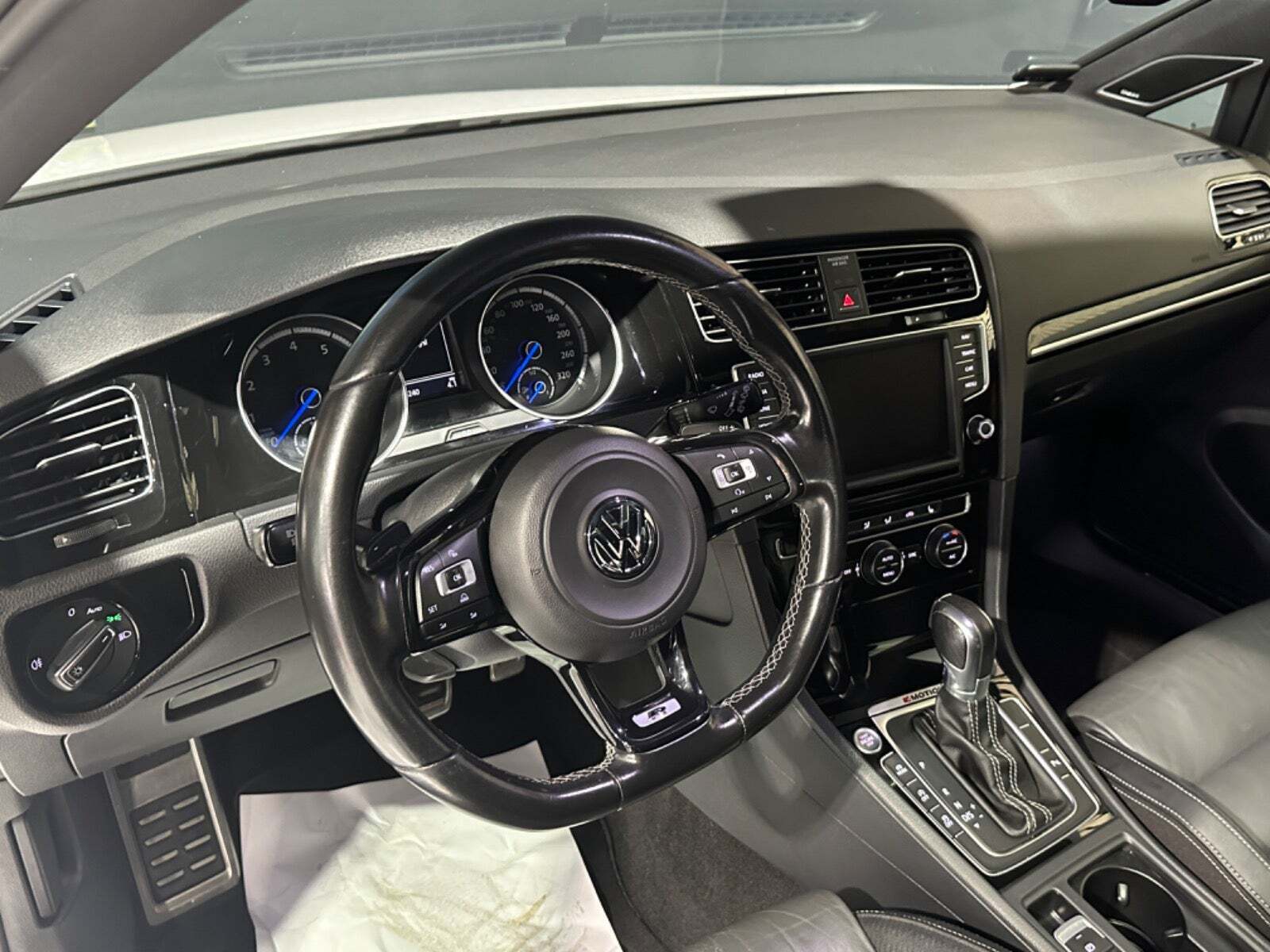 Hvid VW Golf VII fra 2016