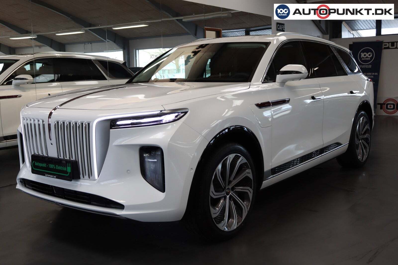 Hvid Hongqi E-HS9 fra 2024 set udefra