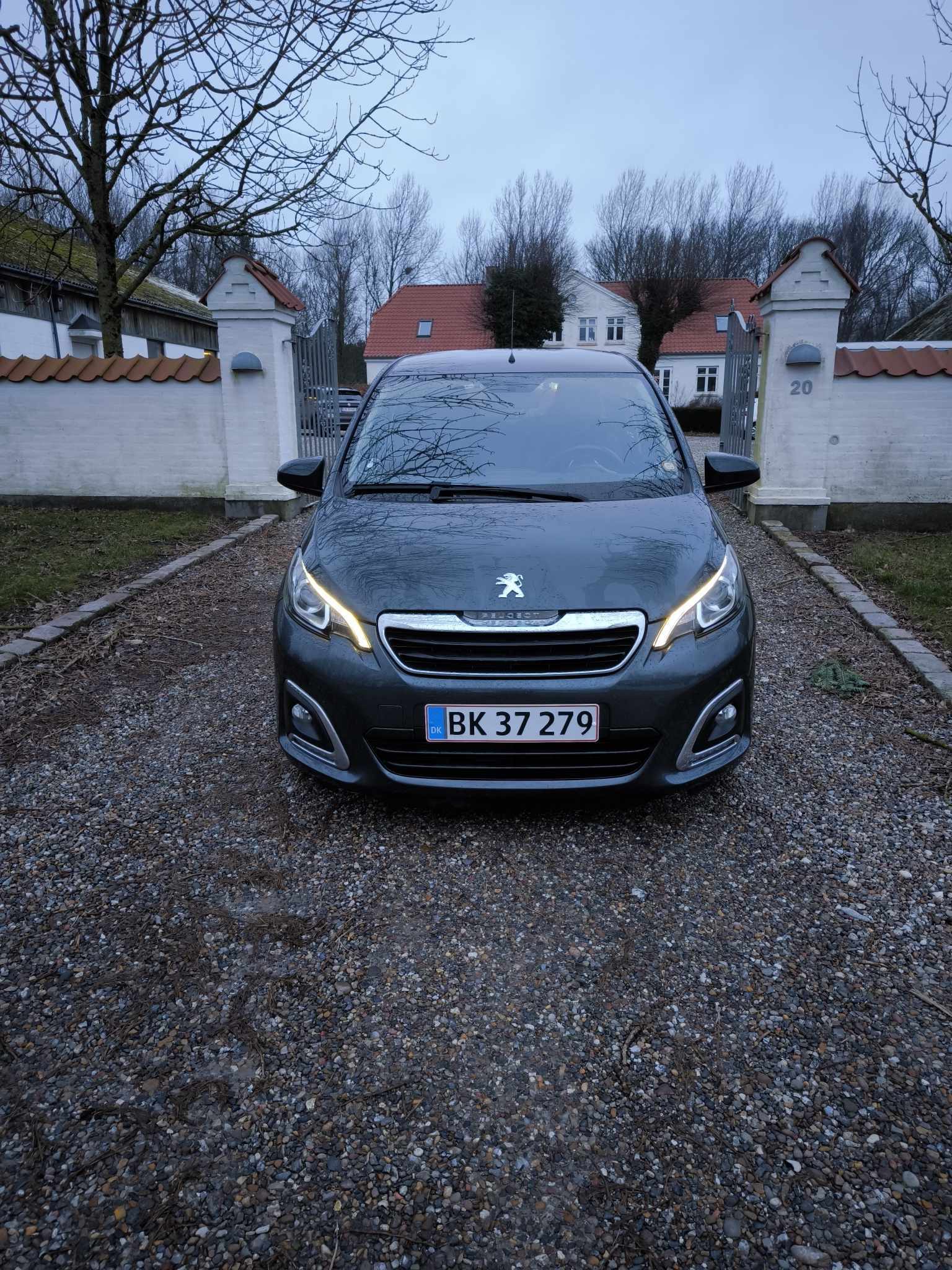 Grå Peugeot 108 fra 2017