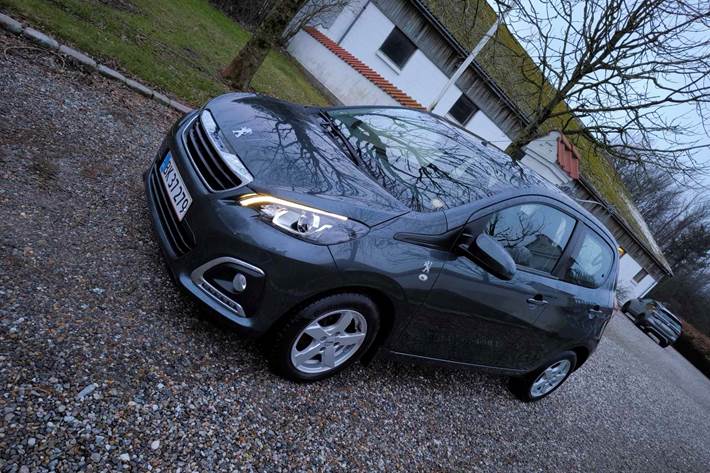 Grå Peugeot 108 fra 2017