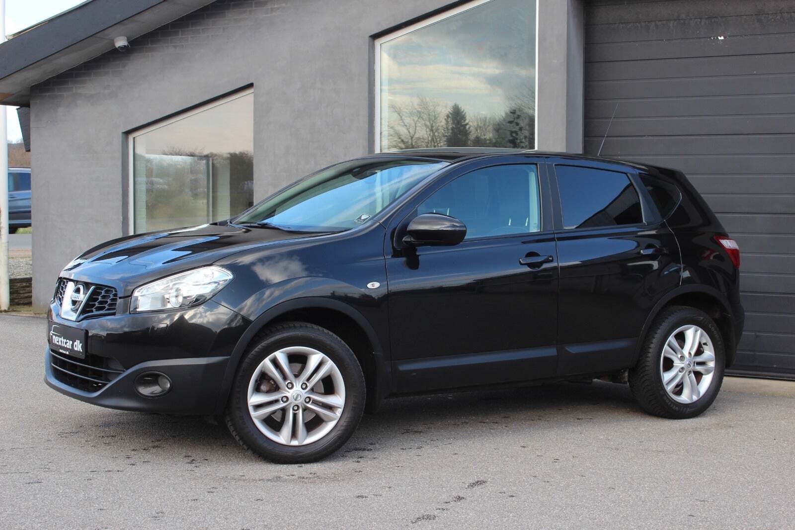 Sort Nissan Qashqai fra 2012