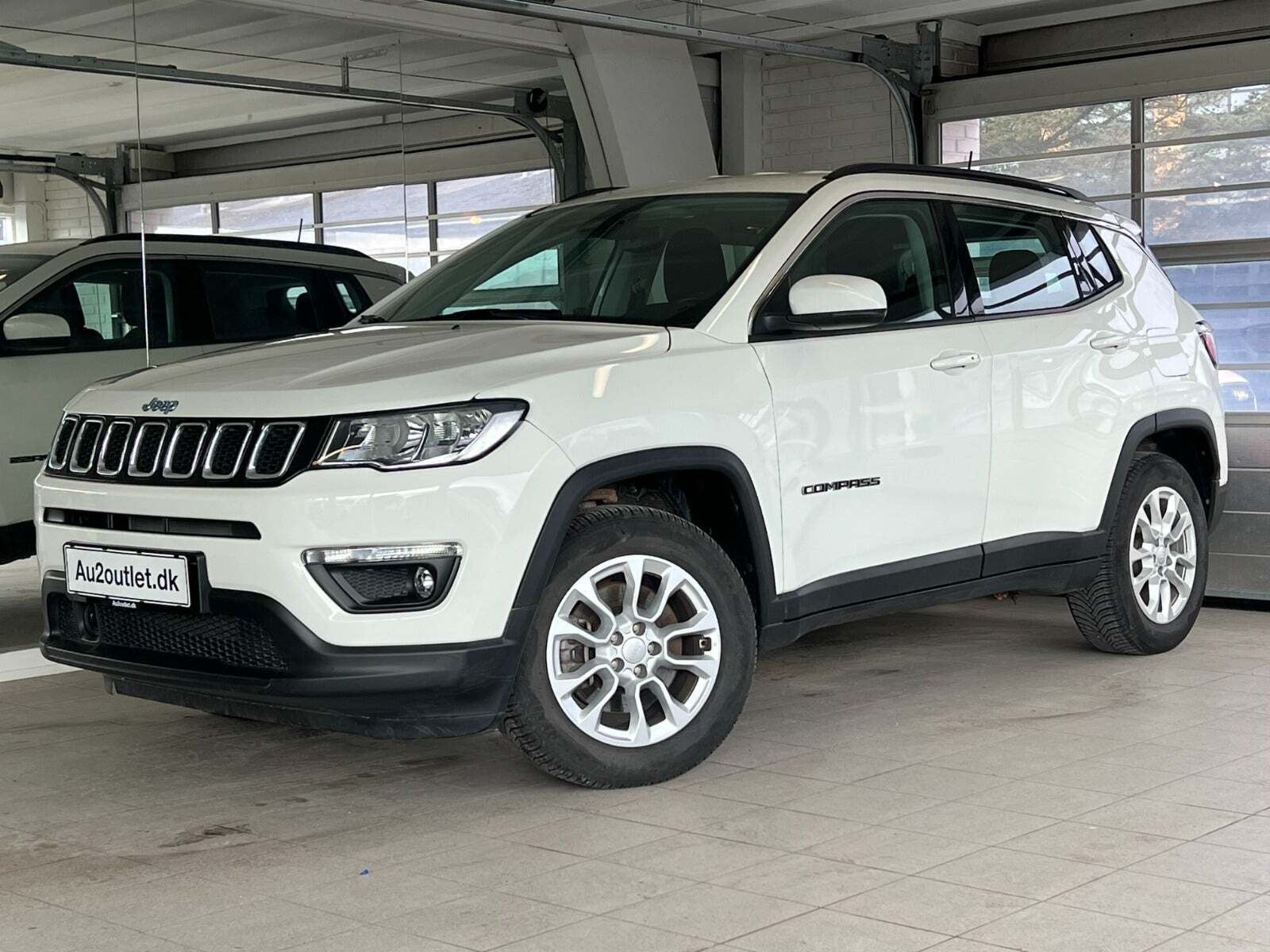 Hvid Jeep Compass fra 2021 set udefra