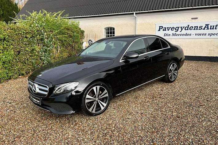 Sort Mercedes E220 d fra 2017 set udefra