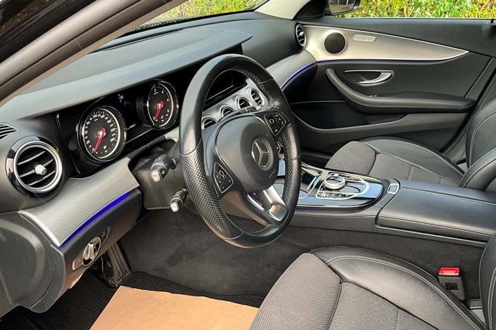 Sort Mercedes E220 d fra 2017