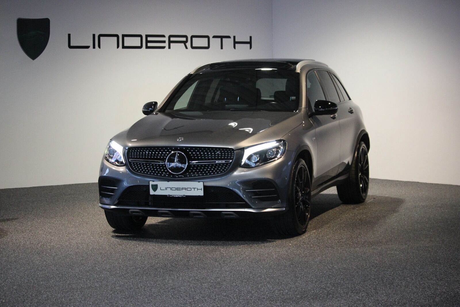 Grå Mercedes GLC43 fra 2017 set udefra