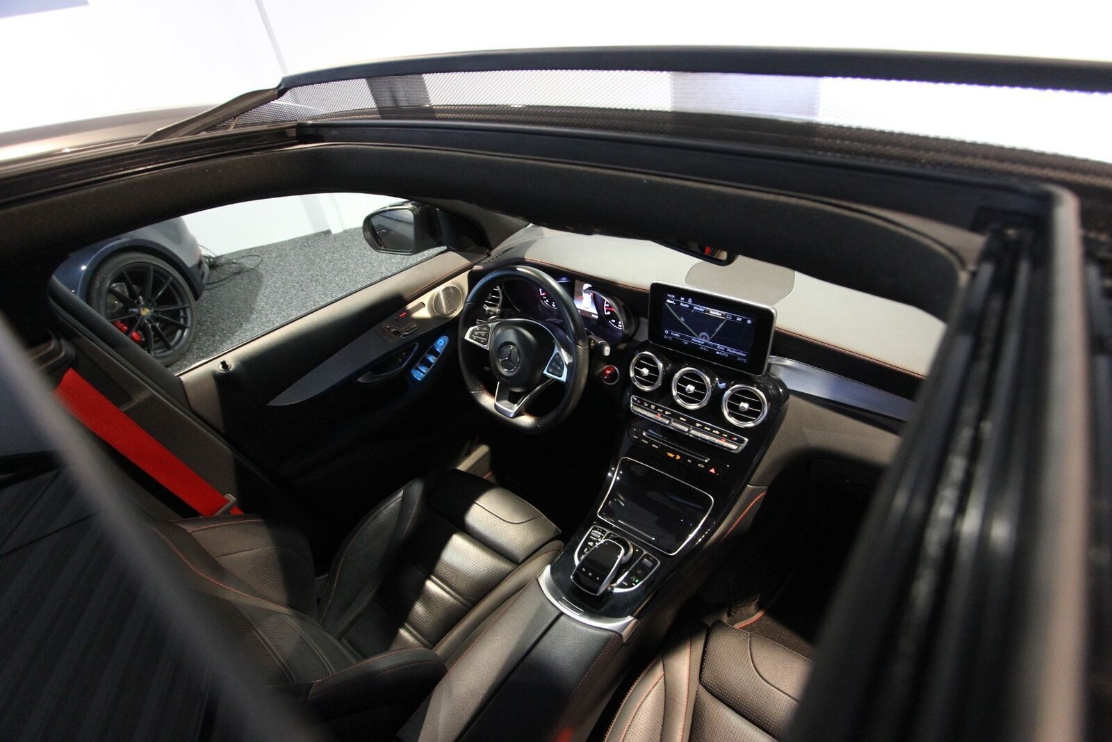 Grå Mercedes GLC43 fra 2017